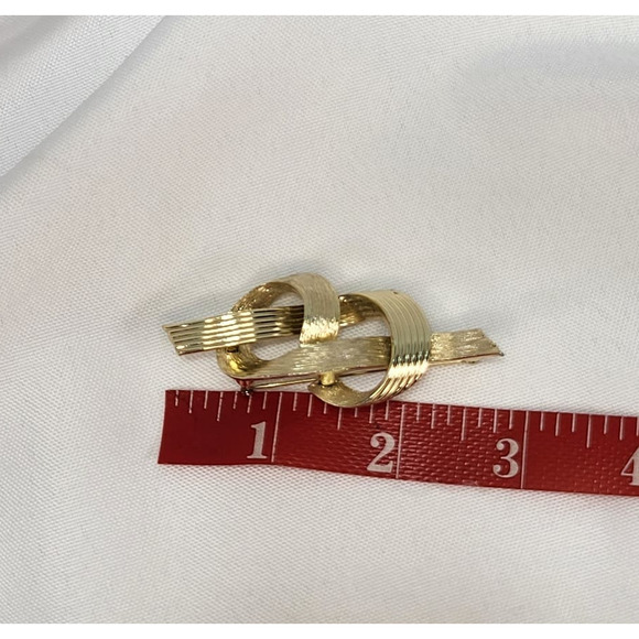 Textured Gold Tone Ribbon Bow Brooch Pin Signed Lisner Childhood Cancer Support - Picture 7 of 7